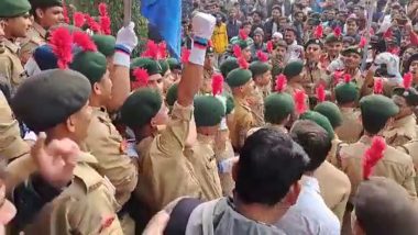 VIDEO: गणतंत्र दिवस पर AMU में जय हिंद की जगह लगे धार्मिक नारे, NCC कैडेट्स का वीडियो वायरल