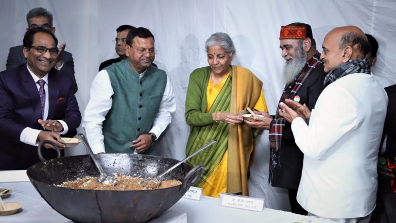 Budget 2023: बजट से पहले वित्त मंत्रालय में 'हलवा समारोह' का आयोजन, FM निर्मला सीतारमण ने बांटा हलवा (Watch Video)
