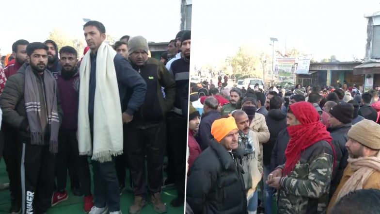 जम्मू-कश्मीर: लोगों ने राजौरी के डांगरी गांव में हुए आतंकी हमले में 4 नागरिकों की मौत को लेकर किया विरोध प्रदर्शन