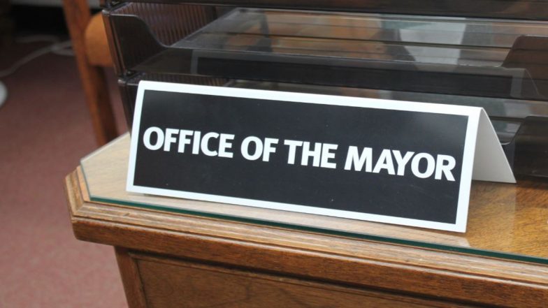 How Mayors Are Elected: जानिए कैसे चुने जाते हैं नगर मेयर, क्या हैं उनकी जिम्मेदारियां और अधिकार