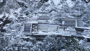 Vaishno Devi Snowfall VIDEO: वैष्णो देवी में सीजन की पहली बर्फबारी, श्रद्धालु उठा रहे लुत्फ, हेलीकॉप्टर सेवा बंद