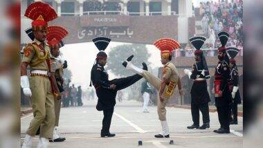 Beating Retreat: अटारी-वाघा बॉर्डर पर 'बीटिंग रिट्रीट' समारोह का समापन, VIDEO देख गर्व से चौड़ा हो जाएगा सीना