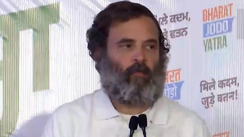 Bharat Jodo Yatra: व्यक्ति ने राहुल गांधी को गले लगाने की कोशिश की, सुरक्षा में कोई चूक नहीं