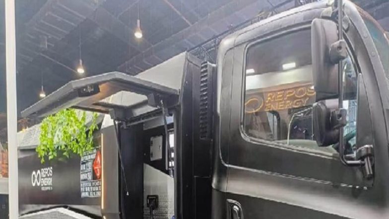 Auto Expo 2023: टोयोटा पवेलियन में शॉर्ट सर्किट, निकली आग की लपटें