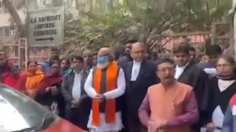 Same Sex Marriage को 'कानूनी मान्यता' के मुद्दे पर सुनवाई से पहले SC के बाहर यूनाइटेड हिंदू फ्रंट का विरोध प्रदर्शन