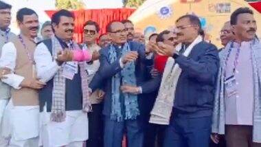 Madhya Pradesh: शिवराज सिंह चौहान ने प्रवासी भारतीय दिवस समारोह के पतंग उत्सव के दौरान की पतंगबाजी