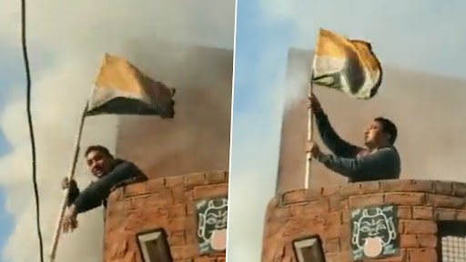 Video: आग बुझाने गए फायर ब्रिगेड के इस जवान ने अपनी जान खतरे में डालकर निकाला तिरंगा, देखें वीडियो