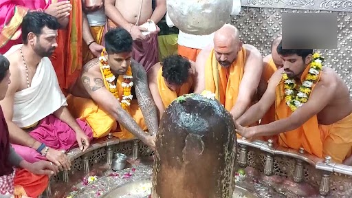 Indian Cricketers Visited Mahakaleshwar Temple: सूर्यकुमार यादव, कुलदीप यादव और वॉशिंगटन सुंदर ने महाकालेश्वर मंदिर में बाबा महाकाल की भस्म आरती की, देखें तस्वीरें