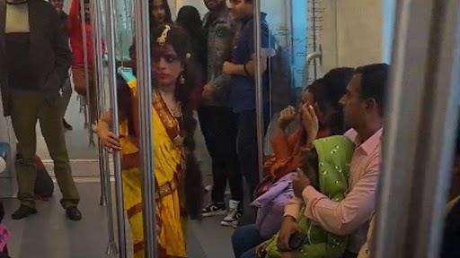 Scary Video: भूल भुलैया फिल्म की मंजुलिका बनकर महिला ने मेट्रो में लोगों को डराया, वीडियो वायरल