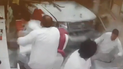 Shocking Video: दीवार तोड़कर तेज रफ़्तार गाड़ी घुसी सैलून के अंदर, डरवाना वीडियो वायरल
