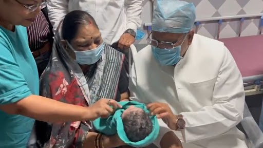 Bhupesh Baghel Bless With Grandson: भूपेश बघेल के घर गूंजी किलकारियां, बने दादा, देखें वीडियो