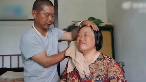 चीन में प्रेमिका के लिए प्रेमी का 30 साल का समर्पण, फर्स्ट डेट के बाद लकवाग्रस्त साथी का बना सहारा