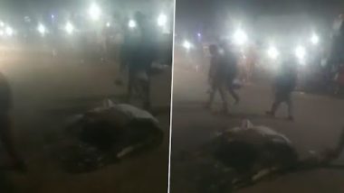 Video: नोएडा के नयागांव में बीच सड़क पर अचानक गिरी गाय, मौत के बाद पुलिस और ग्रामीणों ने किया अंतिम संस्कार