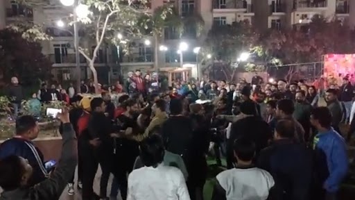 Video: नोएडा हाउसिंग सोसाइटी में न्यू ईयर पार्टी के दौरान लड़ाई, सेल्फी के लिए महिलाओं को किया गया 'मजबूर' देखें वीडियो