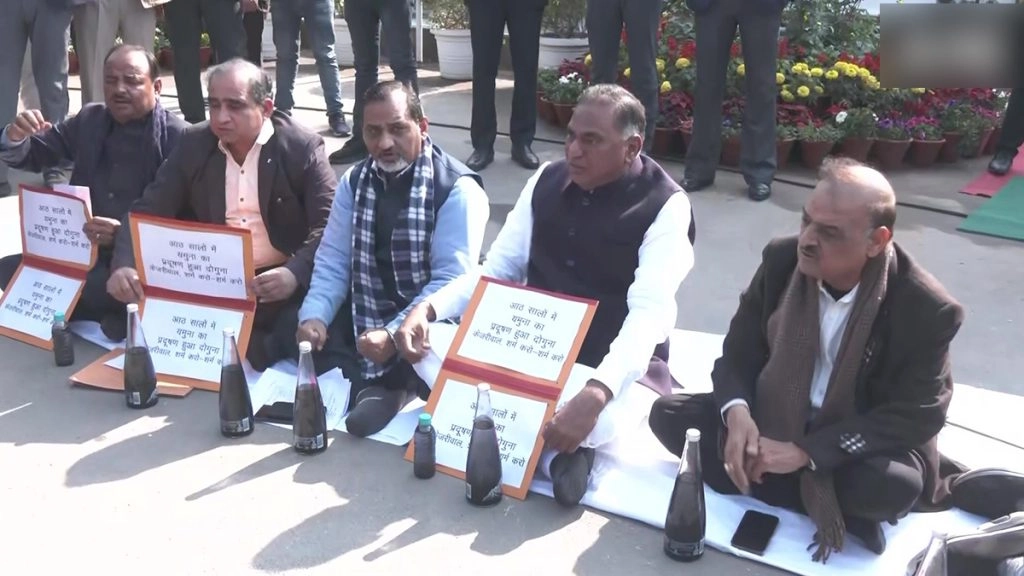 Delhi: आठ सालों में 200 फीसदी बढ़ा यमुना का प्रदूषण, केजरीवाल सरकार पर बरसी बीजेपी 