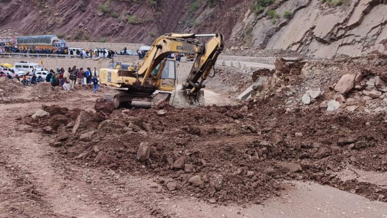 Jammu-Srinagar Highway Closed: जम्मू-श्रीनगर हाई-वे लगातार दूसरे दिन बंद