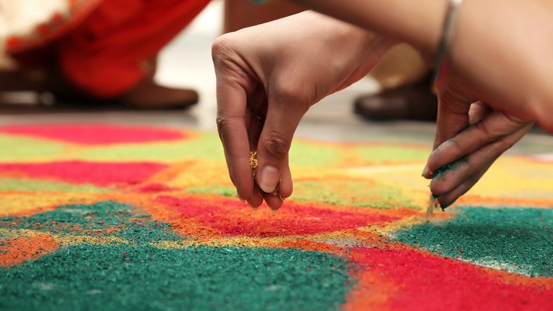 Rangoli Designs for Makar Sankranti 2023: मकर संक्रांति पर ये सिंपल रंगोली डिजाइन बनाकर अपने त्यौहार में लगाएं चार चांद, देखें वीडियो
