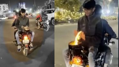 VIDEO: चलती बाइक पर आग जलाकर सेंका हाथ, वीडियो वायरल होने पर पुलिस ने दर्ज किया केस