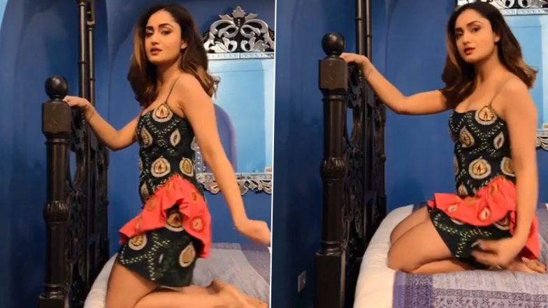 Aashram सीरीज में बोल्ड सीन दे चुकी एक्ट्रेस Tridha Chodhury ने बेड पर किया हॉट डांस, Video हुआ Viral