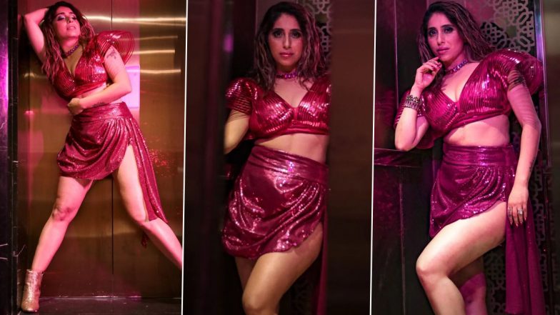 Neha Bhasin पिंक आउटफिट में दिए बेहद सेक्सी पोज, बोल्ड सिंगर की कातिलाना अदाओं ने यूजर्स को किया घायल (See Pics)