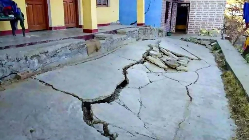 Joshimath Sinking: जोशीमठ में नए घरों में भी आई दरारें, लोग खौफजदा
