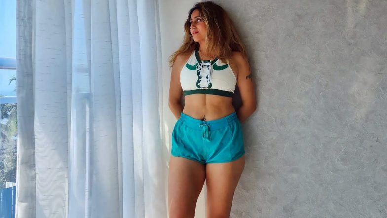 Neha Bhasin ने सिजलिंग ब्रालेट और शॉर्ट पैंट पहन दिए सेक्सी पोज, सिंगर की हॉटनेस ने बढ़ाया सोशल मीडिया का पारा (See Pic)
