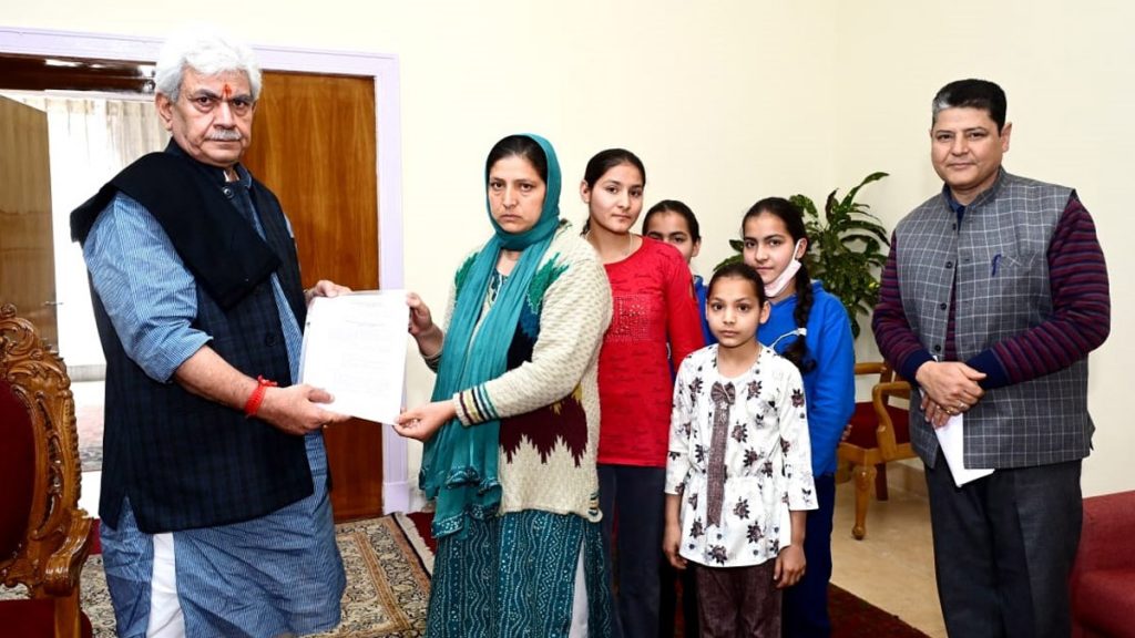 जम्मू-कश्मीर के उपराज्यपाल ने मारे गए कश्मीरी पंडित की पत्नी के लिए नियुक्ति आदेश जारी किया