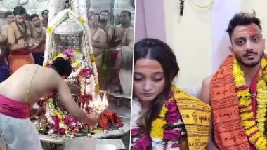 Axar Patel With Wife Meha Visited Mahakal: अक्षर पटेल ने पत्नी मेहा के साथ उज्जैन के महाकालेश्वर मंदिर में की पूजा अर्चना, देखें VIDEO