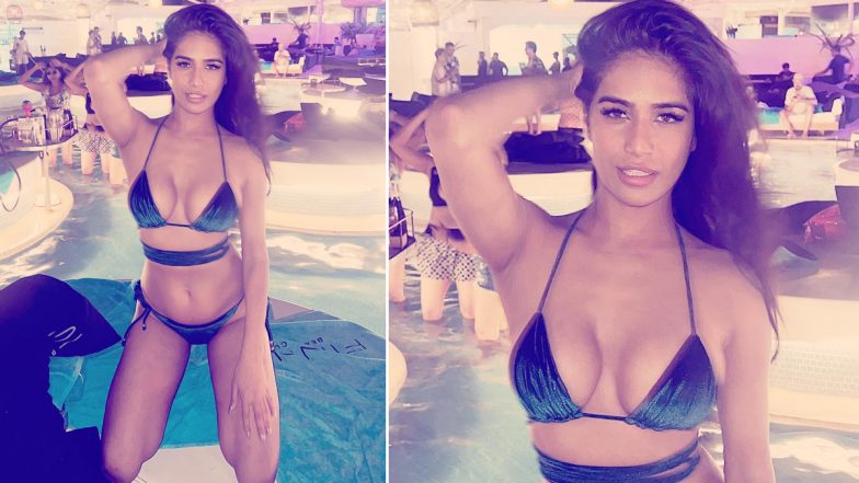 Poonam Pandey ने हॉट ब्लू बिकनी पहन फ्लॉन्ट किए सेक्सी कर्व्स, एक्ट्रेस की कातिलाना अदा मोह लेगी आपका दिल (View Pics)