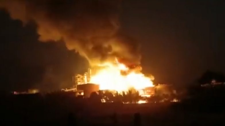 Maharashtra Sugar Mill Fire: अहमदनगर में चीनी मिल में ब्लास्ट के बाद लगी भीषण आग, कई लोग फंसे (Watch Video)