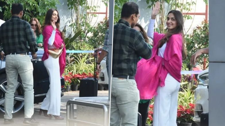 Sidharth Malhotra And Kiara Advani Wedding: शादी के लिए फैमिली के साथ जैसलमेर रवाना हुईं कियारा आडवाणी, मुंबई एयरपोर्ट पर मीडिया के सामने दिए पोज  (View Pics)