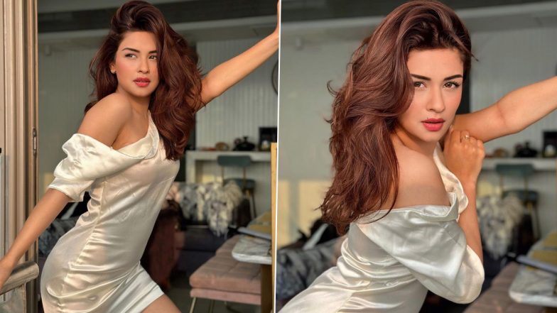 Avneet Kaur ने सिजलिंग शॉर्ट बॉडीकॉन ड्रेस पहन गिराई बिजली, एक्ट्रेस की हॉटनेस ने यूजर्स के उड़ाए होश (View Pics)