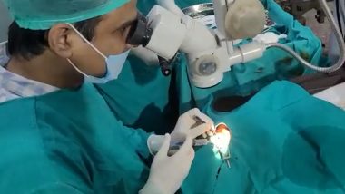 Viral Video: मोतियाबिंद का हो रहा था ऑपरेशन, डॉक्टरों के कहने पर 70 वर्षीय मरीज 'बहारों फूल बरसाओ, मेरा महबूब आया है' गुनगुनाने लगा गाना