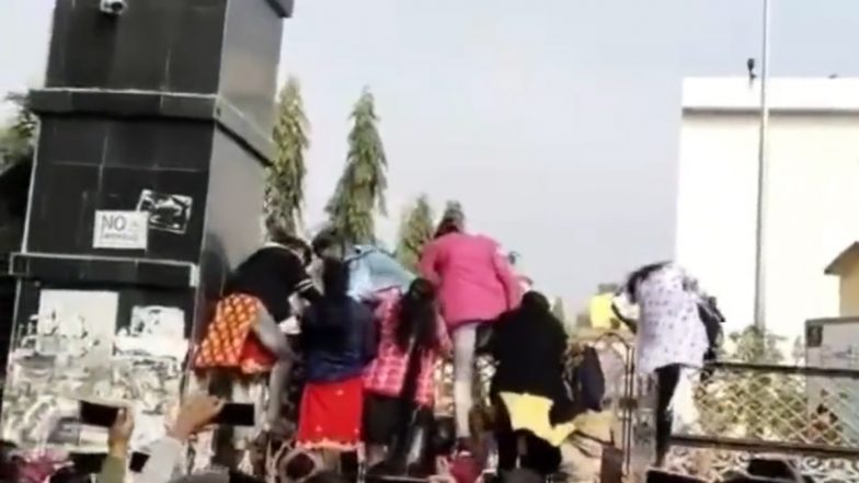 Viral Video: बिहार के नालंदा में किसान कॉलेज में परीक्षा के पहले दिन लेट हुई छात्राएं, गेट फांदकर प्रवेश किया