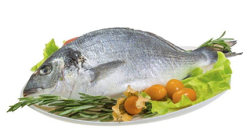Fish Comes Alive On Plate: अचानक जिंदा हो गई रेस्तरां में ग्राहक को परोसी गई मछली, काटने लगी खाने की चम्मच, Video वायरल