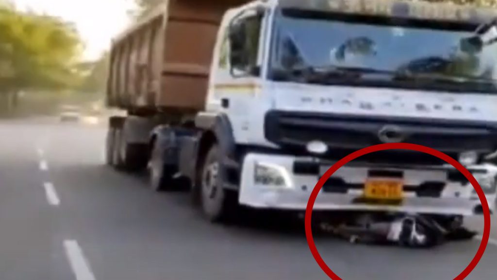 यूपी के महोबा में दर्दनाक सड़क हादसा, ट्रक ने स्कूटी को टक्कर मारने के बाद कुछ दूर तक घसीटा, 2 की मौत
