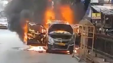 Mumbai Car Fire Video: मुंबई के दादर में शिवसेना भवन के पास कार में लगी आग, धू-धू कर जली