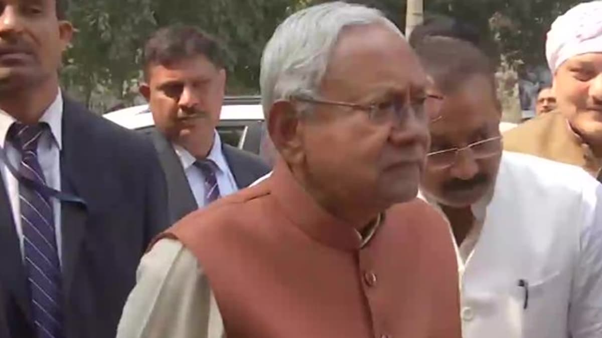 Bihar CM Nitish Kumar Arrives In Raj Bhavan: नीतीश कुमार के राज्यपाल से मिलने के बाद सुशील मोदी भी पहुंचे राजभवन