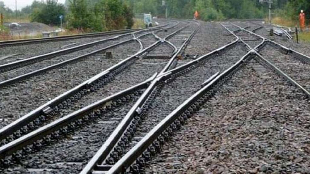 Delhi: रेलवे ट्रैक पर वीडियो शूट करने पड़ा भारी, ट्रेन की चपेट में आने से दो युवकों की मौत