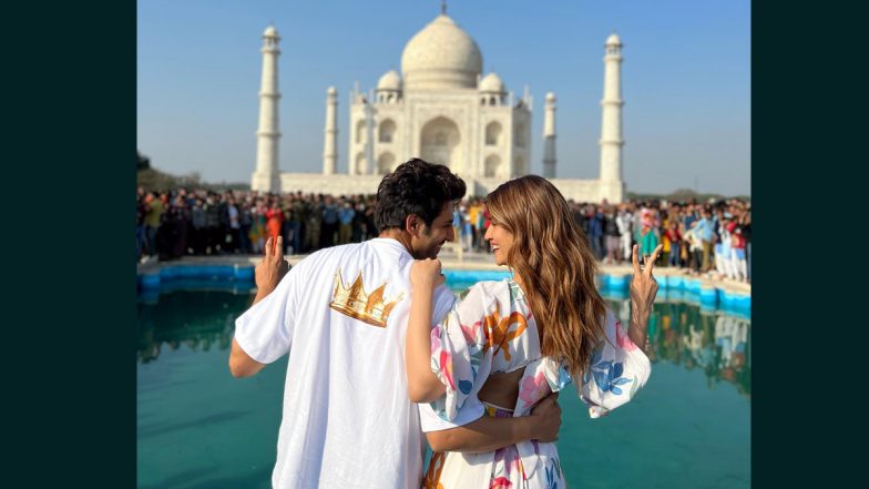 Kartik Aaryan And Kriti Sanon: कार्तिक आर्यन और कृति सेनन पहुंचे आगरा, एक्टर ने ताजमहल में दिए रोमांटिक पोज (View Pics)