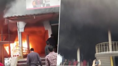Uttar Pradesh Fire: यूपी के गोरखपुर में एक शॉपिंग कॉम्प्लेक्स में लगी आग, दमकल की गाड़ियां मौके पर मौजूद