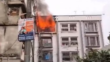 Fire in West Bengal: पश्चिम बंगाल के सिलीगुड़ी में एक आवासीय इमारत में लगी भीषण आग, मौके पर दमकल की गाड़ियां मौजूद (Watch Video)