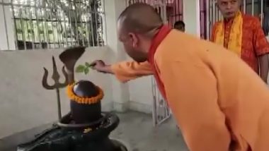 Yogi Pooja In Shiv Mandir: सीएम योगी ने अगरतला के गोरखनाथ मंदिर में की पूजा, शिवलिंग पर चढ़ाया बेलपत्र