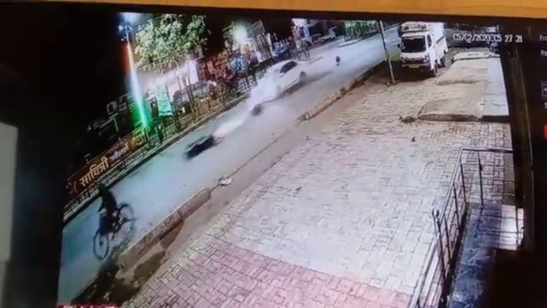 VIDEO: उन्नाव में कार ने बाइक सवार को मारी भीषण टक्कर, कई मीटर तक घसीटता रहा युवक