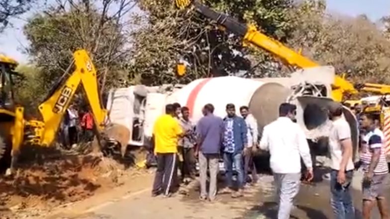 Bengaluru: बेटी को स्कूल छोड़ने जा रही महिला की कार पर पलटा सीमेंट-कंक्रीट मिक्सर,  दोनों की मौत | Video
