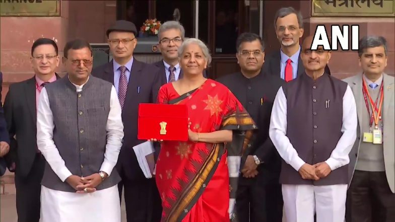 Budget 2023: राष्ट्रपति भवन पहुंचीं वित्त मंत्री निर्मला सीतारमण, प्रेसिडेंट को दिखाई बजट की पहली कॉपी