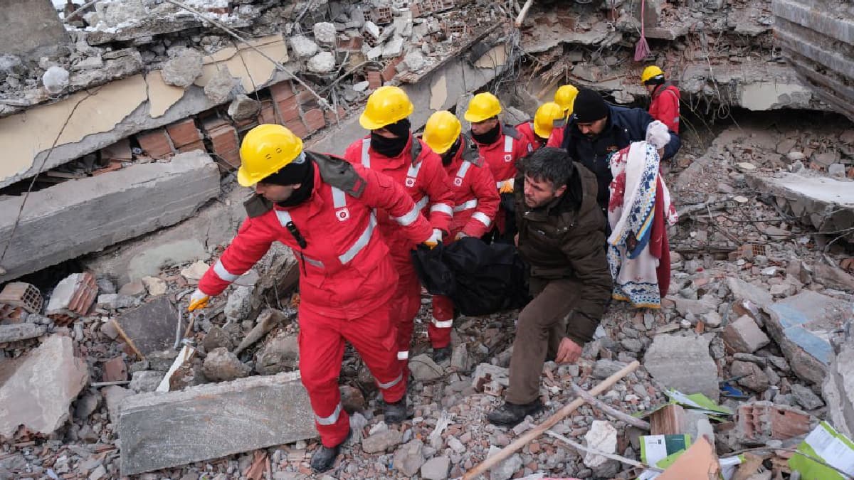 Turkey Earthquake: कुदरत का करिश्मा! तुर्की में भूकंप के 6 दिन बाद मलबे में दबे दो लोगों को जिंदा बचाया गया