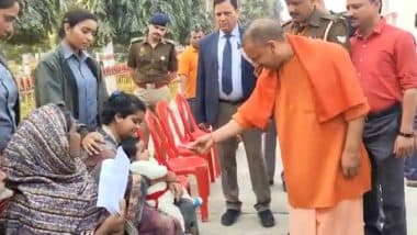 CM Yogi VIDEO: गोरखपुर में सीएम योगी ने लगाया जनता दरबार, महिला की गोद में बैठे बच्चे को खिलाया चॉकलेट