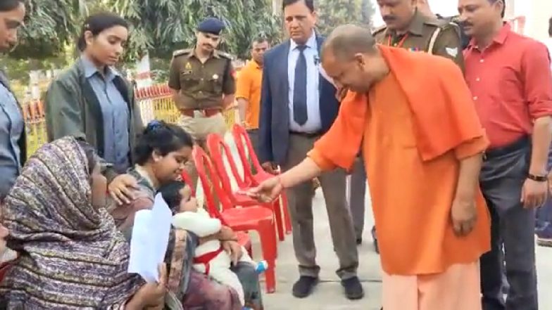 CM Yogi VIDEO: गोरखपुर में सीएम योगी ने लगाया जनता दरबार, महिला की गोद में बैठे बच्चे को खिलाया चॉकलेट