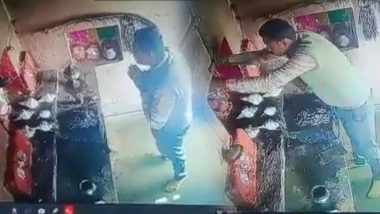 Viral Video: मंदिर में चोरी से पहले भगवान के आगे जोड़े हाथ, फिर चांदी का छत्र लेकर हुआ फरार